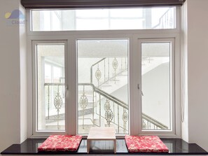 Standard dubbelrum - 1 queensize-säng - utsikt mot trädgården | Skrivbord, ljudisolering, strykjärn/strykbräda och sängkläder