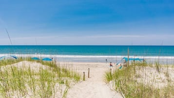 Vlak bij het strand, ligstoelen