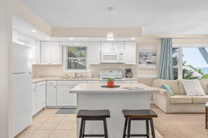 Køleskab, mikrobølgeovn, ovn, kogeplade