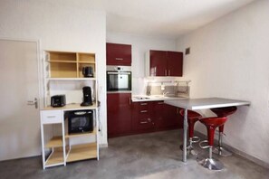 冷蔵庫、電子レンジ、オーブン、コンロ