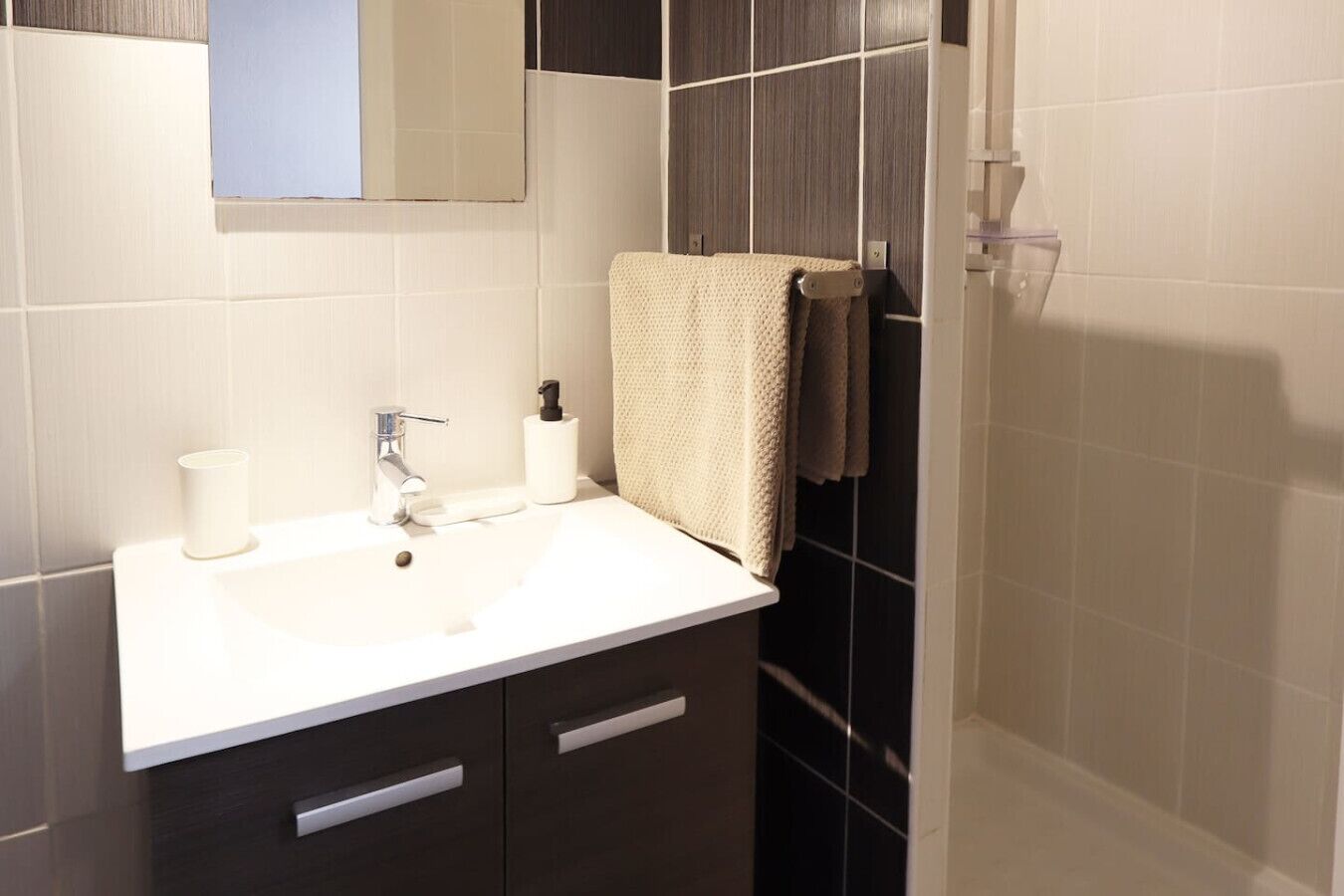 Een douche, een haardroger, handdoeken, zeep