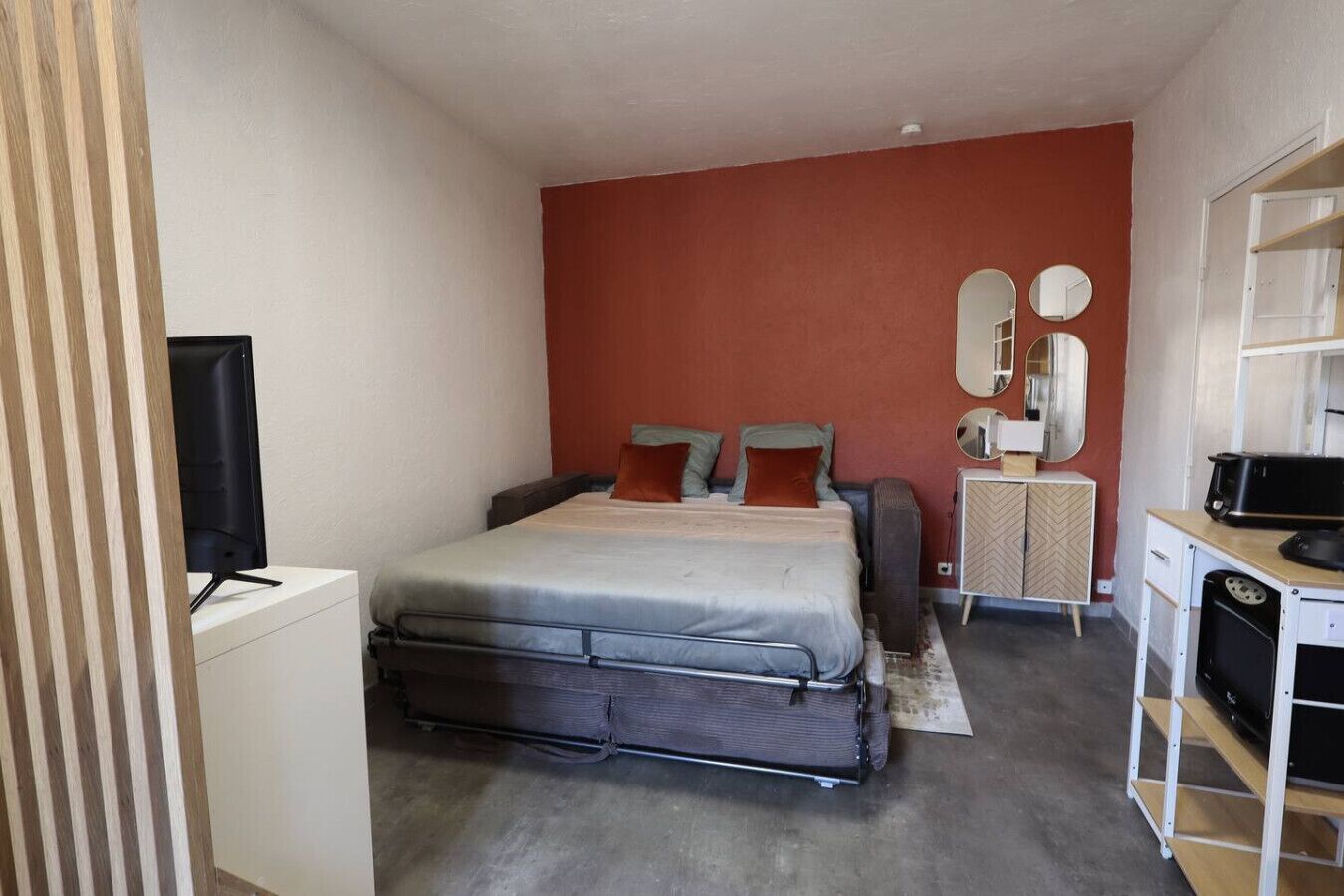 Een strijkplank/strijkijzer, gratis wifi, beddengoed