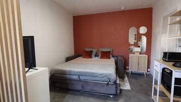 Een strijkplank/strijkijzer, gratis wifi, beddengoed