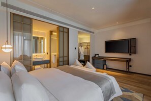 Habitación sénior doble, vistas a la ciudad | Zona de estar