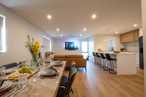 2 Houses side by side | Pet Friendly | Games Rooms | Walk to food outlets