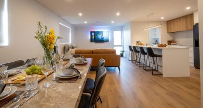 2 Houses side by side | Pet Friendly | Games Rooms | Walk to food outlets