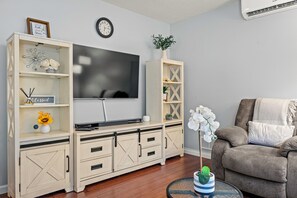Een smart-tv en een open haard