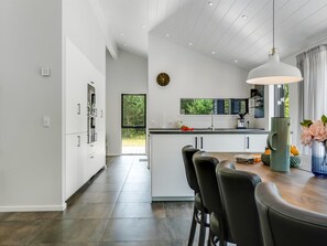 Fridge, microwave, dishwasher, cookware/dishes/utensils