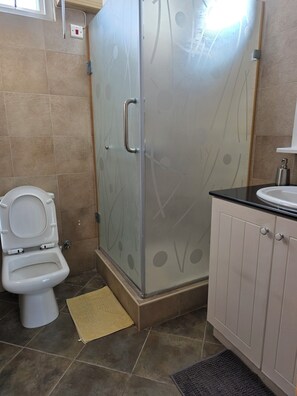 Douche, serviettes fournies, savon, papier toilette