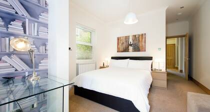 A truly luxurious apartment, providing a large spacious bedroom with 2 bathrooms