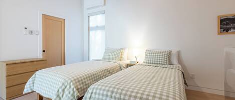 Een kluis op de kamer, een strijkplank/strijkijzer, wifi, beddengoed