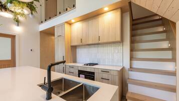 Frigorífic, microones, forn i placa de cuina