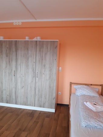 Triple Room | Free WiFi, bed sheets. 2-Rent Group Hostel Rooms&Apartments TUB19A