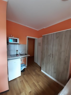 Twin Room | Private kitchen | Fridge, microwave, coffee/tea maker - 2-Rent Group Hostel Rooms&Apartments TUB19A (Munich)