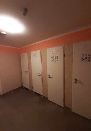 Shower, towels, soap, toilet paper - 2-Rent Group Hostel Rooms&Apartments TUB19A (Munich)