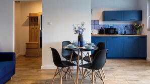 Apartament (E8) |   客室内のダイニングエリア
