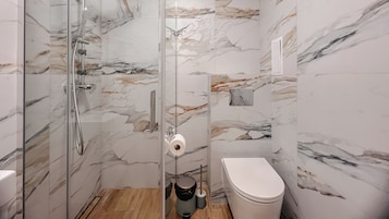 Apartament (E8) | Bathroom | Shower, towels