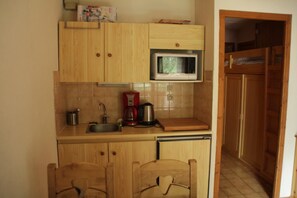 KĂŒhlschrank, Mikrowelle, Herdplatte, GeschirrspĂŒler