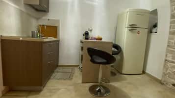 Frigorifero, piano cottura, macchina per tè/caffè