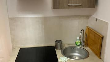 Kühlschrank, Herdplatte, Wasserkocher mit Kaffee-/Teezubehör