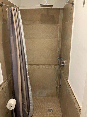 Dusj, hårføner, håndklær og såpe
