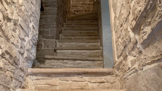 Un escalier en pierre dans un bâtiment.