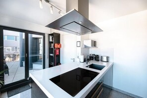 Kühlschrank, Mikrowelle, Ofen, Herdplatte