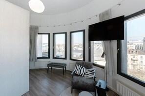 Smart TV, books, music library, stereo