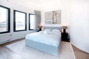 2 bedrooms, in-room safe, desk, iron/ironing board