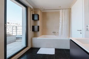 Dusche, kostenlose Toilettenartikel, Haartrockner, Bademäntel