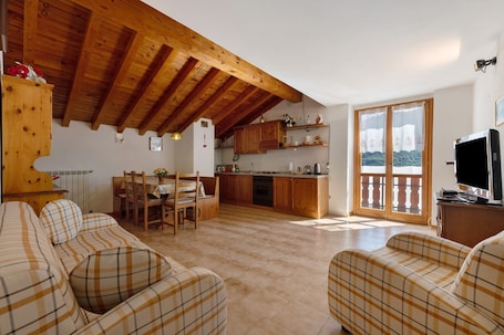 TV. Holiday Home 'Vendrogno' with Mountain View, Private Garden and Wi-Fi
