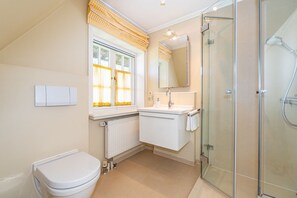 Douche, sèche-cheveux, serviettes fournies