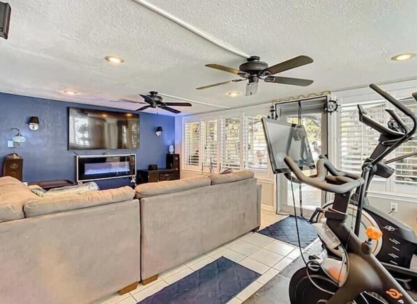 Televisie, een open haard, boeken en een stereo