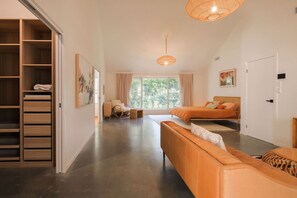 6 bedrooms, desk, iron/ironing board, free WiFi