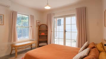 6 bedrooms, desk, iron/ironing board, free WiFi