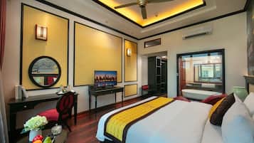 Executive Double Room, Courtyard View | Bathroom | Shower, free toiletries, hair dryer, bathrobes