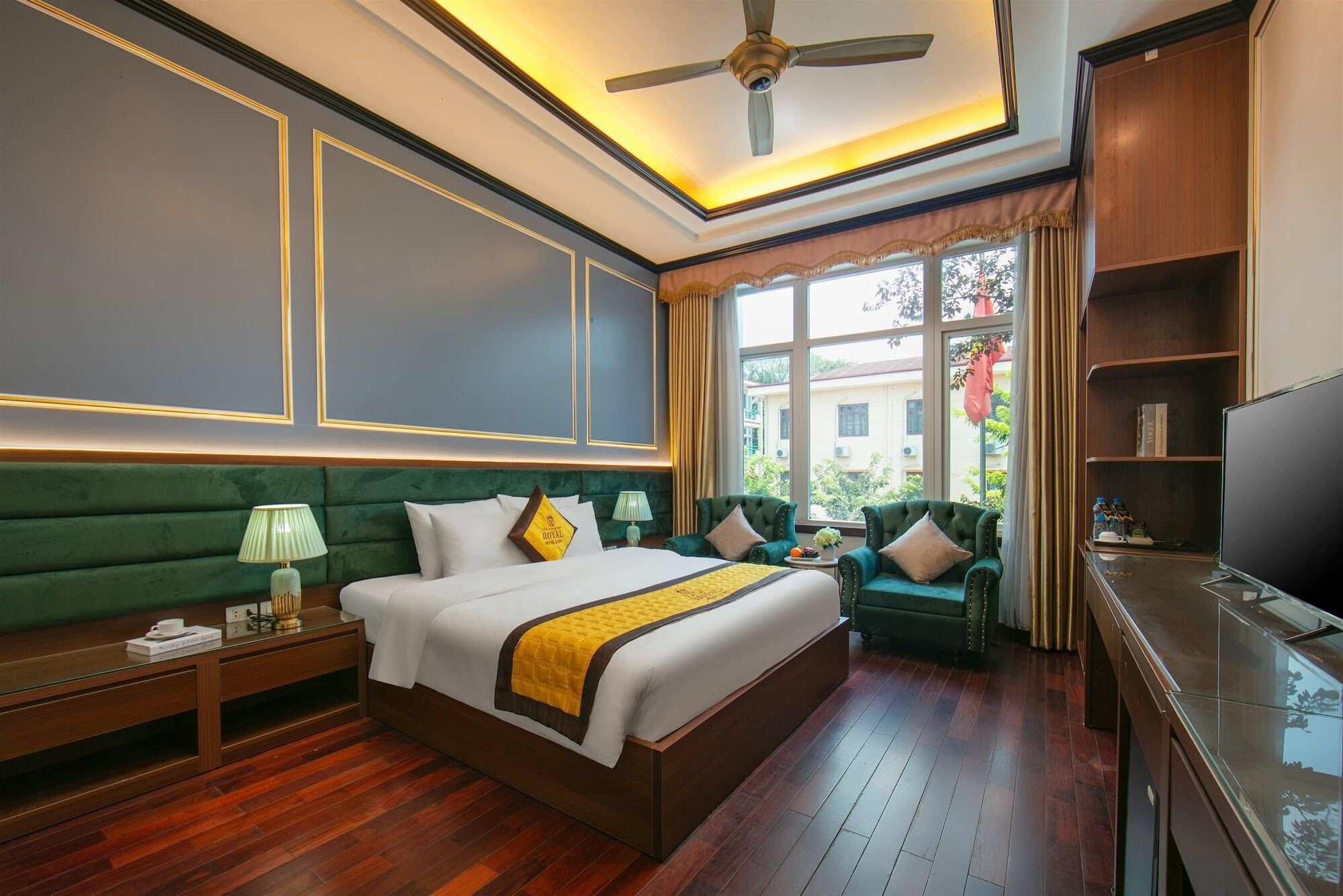 Ein Hotelzimmer mit einem großen Bett, einem Schreibtisch und einem Fernseher.