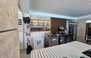 Kühlschrank, Ofen, Wasserkocher mit Kaffee-/Teezubehör, Hochstuhl