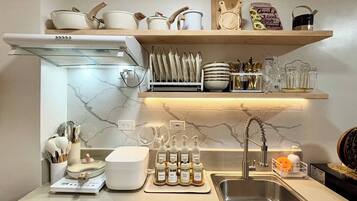 Jääkaappi, mikroaaltouuni, liesi, keittoastiat/astiat/ruokailuvälineet