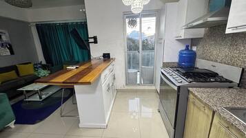 Refrigerador, microondas, horno y parrilla de estufa