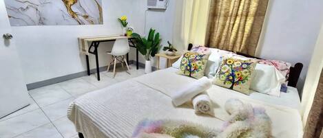 3 bedrooms, iron/ironing board, internet, bed sheets