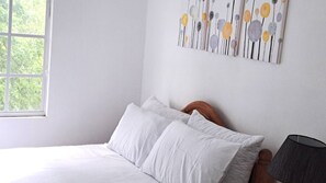 3 bedrooms, iron/ironing board, internet, bed sheets