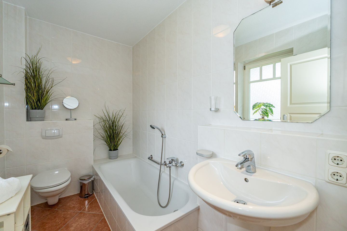 Douche, sèche-cheveux, serviettes fournies