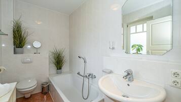 Douche, sèche-cheveux, serviettes fournies