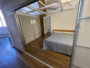 2 soverom, strykejern/-brett og internettilgang