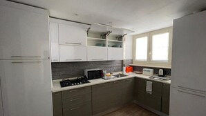 Coffee/tea maker, fridge, oven, stovetop - Foro Romano Apartments D (Roma)