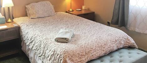 2 slaapkamers, een strijkplank/strijkijzer, internet, beddengoed