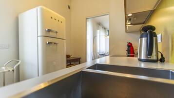 Kühlschrank, Mikrowelle, Ofen, Herdplatte