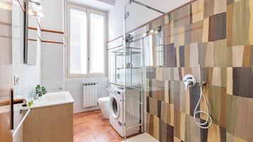 Douche, sèche-cheveux, bidet, serviettes fournies