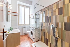 Shower, hair dryer, bidet, towels